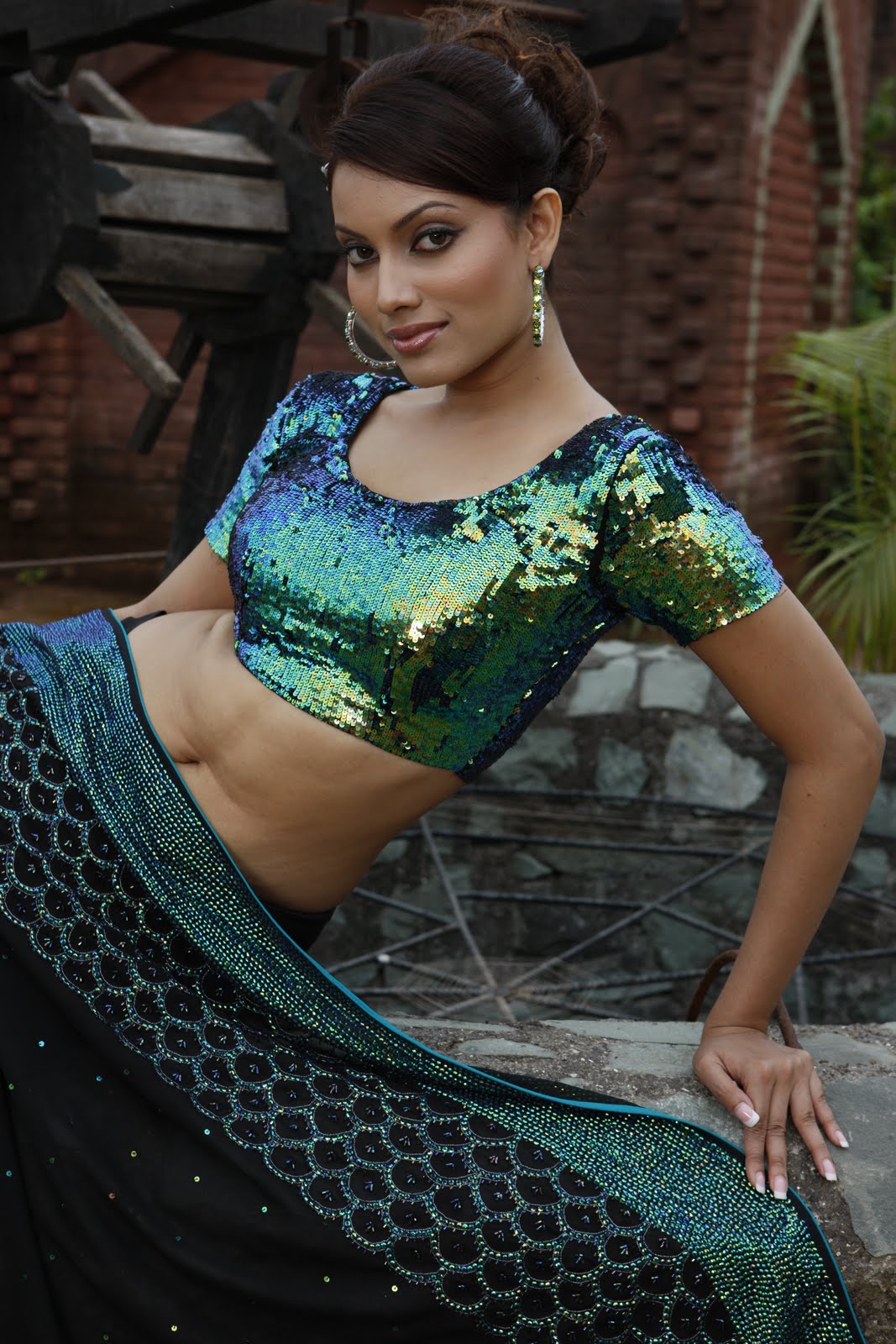 desi women in saree desi women in saree